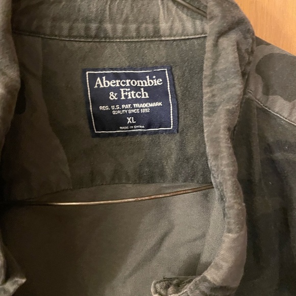 Ladies camo button up top - Picture 4 of 4